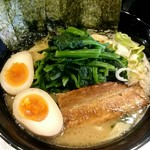 赤坂三丁目家ラーメン - ランチ『醤油豚骨・ほうれん草増し』￥800-にサービス味玉