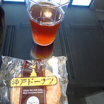 ニャンズカンパニー - 烏龍茶とドーナツ。