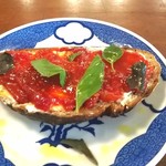 ブリコラージュ ブレッド アンド カンパニー ダイニング・カフェ - 自家製豆腐サワークリーム、完熟トマトジャム、梶谷農園バジルのブリコラージュブレッド。20180823　トマトジャムなのに、ストロベリージャムみたいに濃厚な深みある果実感☆＼(^-^)／