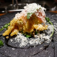 TACUBO - スカルモッツアチーズ入りの花ズッキーニのフリット、レンズ豆、燻製生ハム