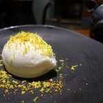 TACUBO - ミルクジェラート、ローストとフレッシュのピスタチオ掛け