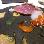 フロリレージュ - 2011年７月：メインの魚料理：鮪、絵を描くようなソース