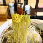 拉麺大公 - スタミナ味噌(もやし増し)の麺リフト