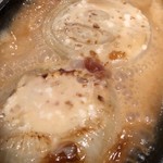 Okinawa Izakaya Paradaisu - 沖縄のハイサイ味噌、いわゆる肉味噌でソースを作った玉ねぎステーキ
      パラダヰスでは鉄板でぐつぐつさせてお出ししています！