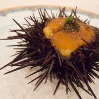 ラ・トゥーエル - 殻付きウニのムースリーヌ オマール海老のコンソメジュレとオシェトラキャヴィア添え