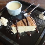 風のアトリエ - ベイクドチーズケーキ、バニラアイス添え