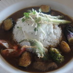 風のアトリエ - 牛スジ煮込みと夏野菜のカレーライス、ポーチドエッグ添え
