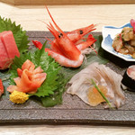 Sushi Toyo - 今日は初カウンター席！落ち着かなかったけどいつものように6品のはずが7品のサービス☆大将が片言で「スズキ」とか「アジノタタキ」と説明もしてくれて恐縮でした！勿論全て新鮮で美味いネタで満足満腹！