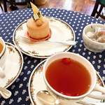フレンチ パウンド ハウス - 奥:ブロンディール
      手前:ピンクローズの紅茶