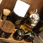 博多 元勲 - 卓上には唐辛子ﾍﾟｰｽﾄ、ゆず胡椒、塩、黒ｺｼｮｳ（ﾍﾟｯﾊﾟｰﾐﾙ）、酢がある