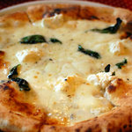 スパッカ ナポリ - チーズ4種類のピザ