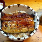 うなぎ割烹 登川 - うな丼。味噌汁と漬物つき