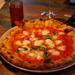 マザーズ 吉祥寺店 - マルゲリータ　コン　アフミカータ　ディ　ブッファラ（燻製した水牛モッツァレラ、バジル、オリーブオイル）2,080