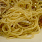 鶏と魚介の豊潤特製醤油ラーメン（麺アップ）