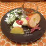 アメイロビストロアルル - 料理写真:+¥200でサラダを前菜に変更。