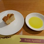 アンティカ トラットリア イナバ - 自家製パンとオリーブオイル