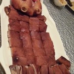 逸東軒 - 子ブタの丸焼き。お祝い事には欠かせないお料理です。