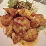 逸東軒 - 大きな海老の唐揚げ