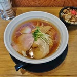 SHINASOBA 颯々樹 - 琥珀重ね醤油そば530円＋炙りちゃあしゅう丼200円（平日ランチ）