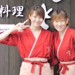 小料理 ひとよ - 右の方が店主　ひかるちゃん　左の方は”福生ドッグ”看板娘　じゅんちゃん