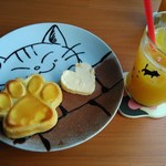 小倉猫茶家 - バターケーキとオレンジジュース