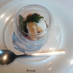 鱧のポッシェ　純菜とコンソメのジュレ　柴漬けのドレッシングで