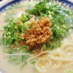 くろいわラーメン - 揚げ玉ネギはスープに加わると甘みが出てイイ感じです！