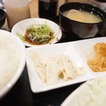 札幌ザンギ本舗 - 小鉢とメシとあさり汁