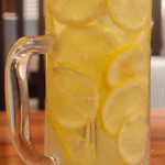 魚と酒 はなたれ - 丸ごとレモンサワー　薄切りレモンがたっぷり！