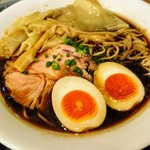 らぁ麺 おかむら - おかすーぱーぶらっく。煮玉子、ワンタン入り