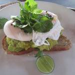 Tandjung Sari Hotel - 料理写真:アボカドトースト（朝）