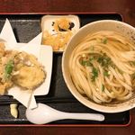 本格手打うどん あらた - かけ天 800円
      この日の天ぷらは獅子唐、茄子、南瓜、鶏でした。
      天かすが別添えになってるのは個人的には嬉しいです。