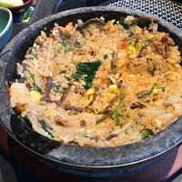 東京焼肉 平城苑 銀座5丁目店 - 器の縁でじっくり焼き上げます