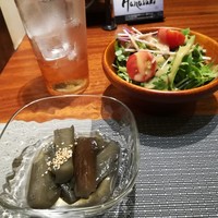 新橋 鉄板焼 ぷらちな FISH&MEAT - なす、サラダ。