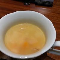 新橋 鉄板焼 ぷらちな FISH&MEAT - 玉ねぎたっぷり野菜スープ。