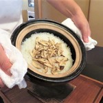 日本料理 きた川 - 松茸ご飯プレゼン