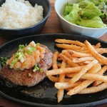 益城食堂 - ハンバーグのランチ。おろしポン酢で。ポテトは、パリパリ過ぎで、好みではないけど、ヨシとしましょう。