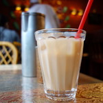 8月サービスの冷たいチャイ