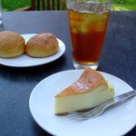 カフェ アルテ - アイスティー、チーズケーキ、ポコポコパン