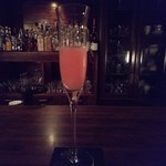 ウォータークラブ - ザクロとグレープフルーツとバラのリキュールのカクテル