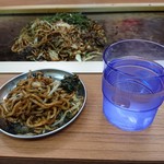 かどや - ・小皿に取り分けつつ、水はセルフ