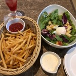 ビッグエコー - 料理写真:クランチポテト／ベーコンと温泉卵のシーザーサラダ