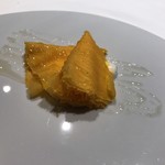 レヴォル - お皿に盛られたミモレットチーズ