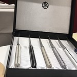 レヴォル - じゃ〜〜ん、この中から好きなナイフを選びます