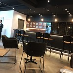 レヴォル - 入り口のドアを開けるとウェイティングルームとバー