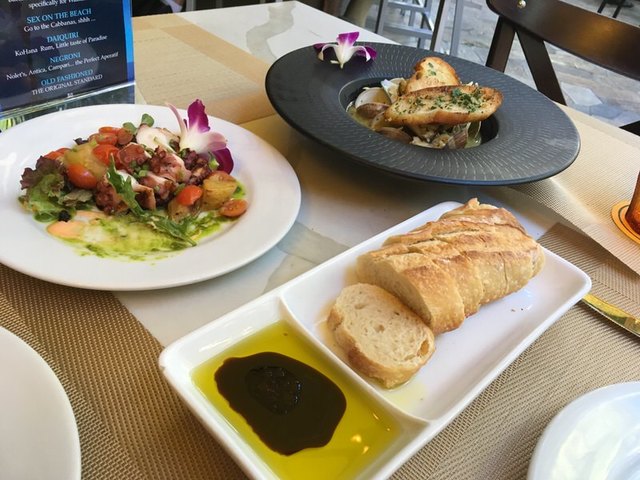 Il Lupino Trattoria & Wine Bar （イルルピーノ） - ワイキキ