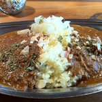 ラクダカレー - チキンとキーマの２種盛り。結構ボリュームあります☆