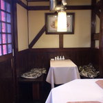 四川料理　天禄園 - 入口付近のテーブル席