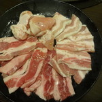 Yakiniku Horumon Gyuushige - 先付料理（カルビ、豚カルビ、鶏トロ）