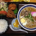 牛骨ラーメンセット　864円